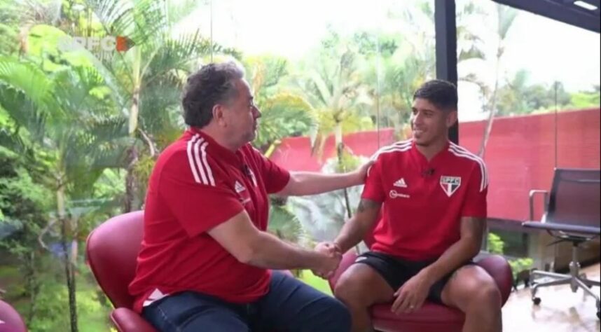 FECHADO - O São Paulo anunciou a contratação do zagueiro argentino Alan Franco. O jogador foi apresentado pelo presidente Julio Casares durante uma live que o dirigente realizava para torcedores no serviço de streaming oficial do clube.