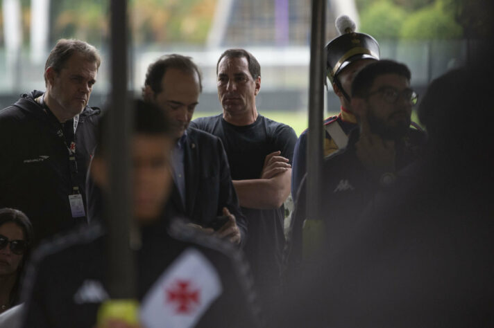 Outro ídolo do Vasco, Edmundo fez questão de ir a São Januário para se despedir de Roberto Dinamite. Emocionado, o ex-jogador chorou muito no adeus a uma de suas referências no futebol.