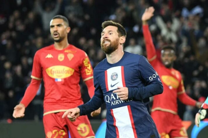 ESFRIOU - Lionel Messi e Paris Saint-Germain parecem se distanciar e uma renovação contratual está cada vez mais em dúvida, segundo o "L'Équipe". Após mais de um mês, Jorge Messi, pai e empresário do astro, se reuniu com Luis Campos, mas as conversas não avançaram para um final feliz para ambas as partes. O entorno do jogador não vê com bons olhos uma renovação por apenas mais uma temporada.