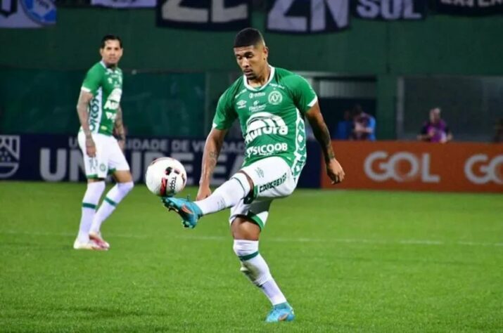 ESQUENTOU - Jogador formado nas categorias de base da Chapecoense, o lateral-esquerdo Fernando é nome que interessa ao Athletico-PR. A informação, inicialmente divulgada pelo jornalista Rangel Agnolin, da "Rádio Oeste Capital", foi confirmada pelo Futebol Latino/LANCE!.