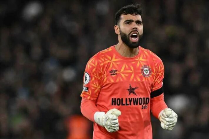 ESQUENTOU - O goleiro espanhol David Raya, do Brentford, está sendo cobiçado por gigantes da Premier League. Segundo o jornal inglês "The Telegraph", o Chelsea, Manchester United e o Tottenham estão na briga pela contratação do arqueiro. 