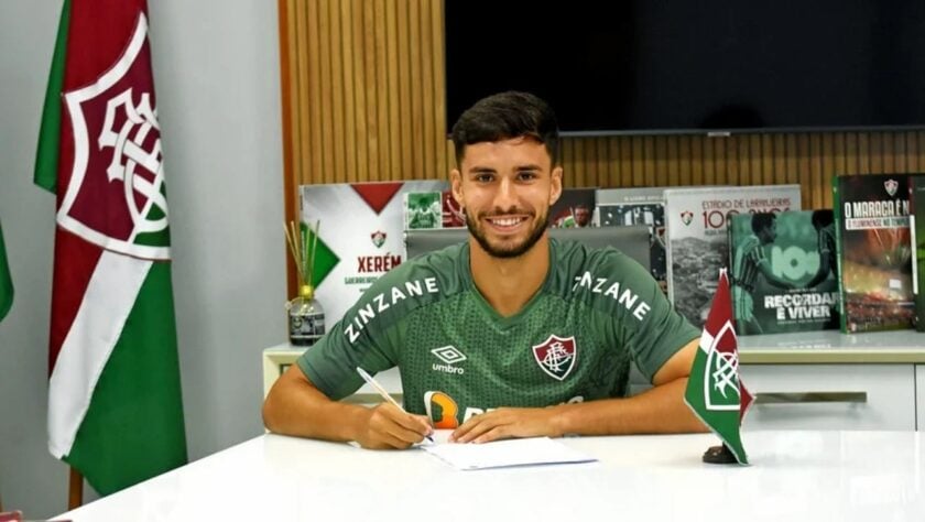 FECHADO - O Fluminense anunciou nesta quarta-feira a renovação de contrato do meio-campista Matheus Martinelli. O jogador de 21 anos, que tinha vínculo com o Tricolor até o fim de 2024, estendeu seu acordo com a equipe carioca por mais um ano, até 2025.