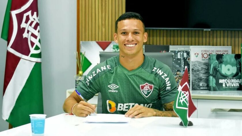 FECHADO - Depois de anunciar a extensão do contrato do volante Martinelli nesta quarta-feira, o Tricolor informou também que ampliou o vínculo do lateral-direito Calegari. O acordo, que iria até fevereiro de 2025, agora vai até o fim do mesmo ano.