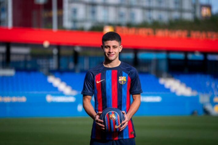 FECHADO - O Barcelona anunciou a contratação do atacante argentino Lucas Román, de 18 anos. O jovem foi revelado no Ferro Carril Oeste, tradicional clube de Buenos Aires. O clube catalão pagou cerca de 1,2 milhão de euros (R$6,6 milhões) para contratar o jogador, que inicialmente irá para o time B.