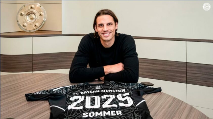 FECHADO - O Bayern de Munique anunciou a contratação do goleiro Yann Sommer nesta quinta-feira. O veterano de 34 anos assinou um contrato até 2025 e será o substituto imediato de Manuel Neuer, que não jogará o restante da temporada por conta de uma fratura sofrida durante suas férias no mês passado.