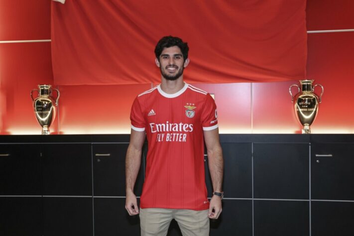 FECHADO - O Benfica anunciou a contratação do ponta Gonçalo Guedes, ex-Wolverhampton. O jogador foi revelado no clube lisboeta e teve passagens por Valencia e PSG, antes de ir para o clube inglês. Guedes chega aos encarnados por empréstimo, para ajudar na reta final da temporada.