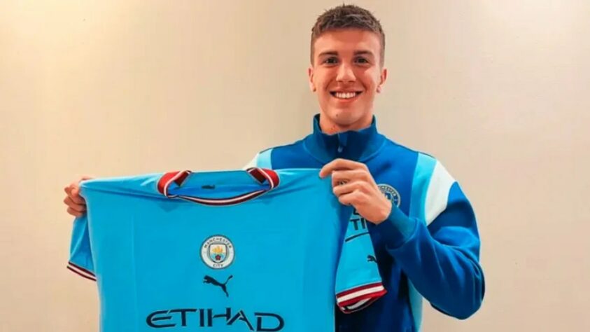 FECHADO - O Manchester City anunciou a contratação de Máximo Perrone, uma das maiores joias do futebol argentino. O meia de 20 anos assinou um contrato até 2028 e deve chegar na Inglaterra após o fim do Campeonato Sul-Americano sub-20, onde o atleta defende a Albiceleste.