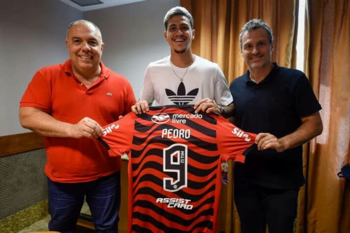 FECHADO - O atacante Pedro está de contrato renovado com o Flamengo. O clube anunciou, em suas redes sociais, a prorrogação do vínculo com o camisa 9 até 31 de dezembro de 2027.