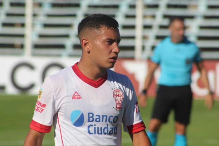 ESQUENTOU - O Vasco enviou representantes para Argentina e Colômbia na busca por reforços. A intenção do clube é observar jovens jogadores que podem reforçar o grupo, como o volante Santiago Hezze (foto), do Huracán-ARG. 