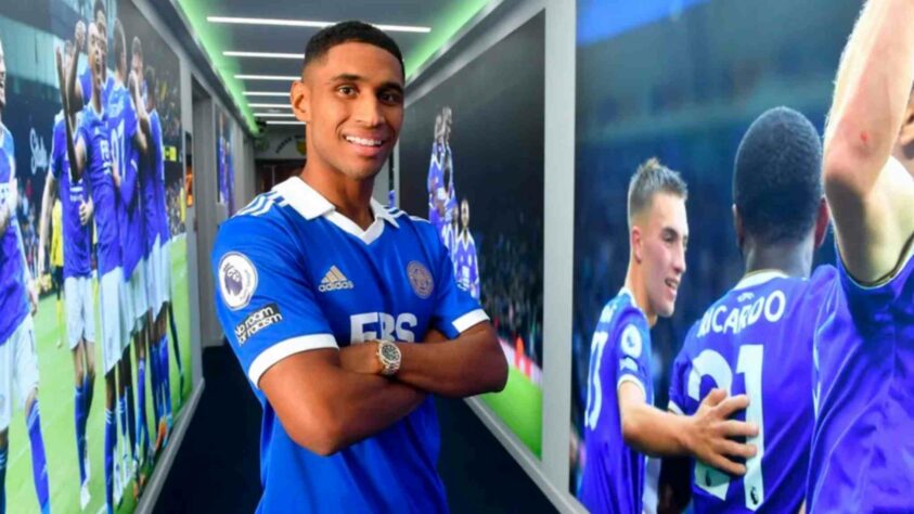 FECHADO - O atacante Tetê, que estava no Lyon-FRA, foi anunciado como novo reforço do Leicester City-ING. Agora, além da responsabilidade de ser o primeiro brasileiro a vestir a camisa dos 'Foxes', o jogador tem a missão de ajudar a equipe a subir na tabela da Premier League. O contrato de Tetê com o clube inglês vai até o final da temporada. 