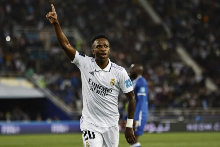 FECHADO - Após os lamentáveis episódios de racismo sofridos no último fim de semana, Vini Jr decidiu pela permanência no Real Madrid, segundo o "As". Logo após o jogo contra o Valencia, o camisa 20 havia deixado seu futuro em aberto em uma publicação nas redes sociais.