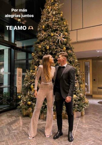 Também campeão do mundo, o atacante Júlian Álvarez, do Manchester City, postou diversas fotos de ano novo. Entre elas, ao lado da companheira: "Por mais alegrias juntos".