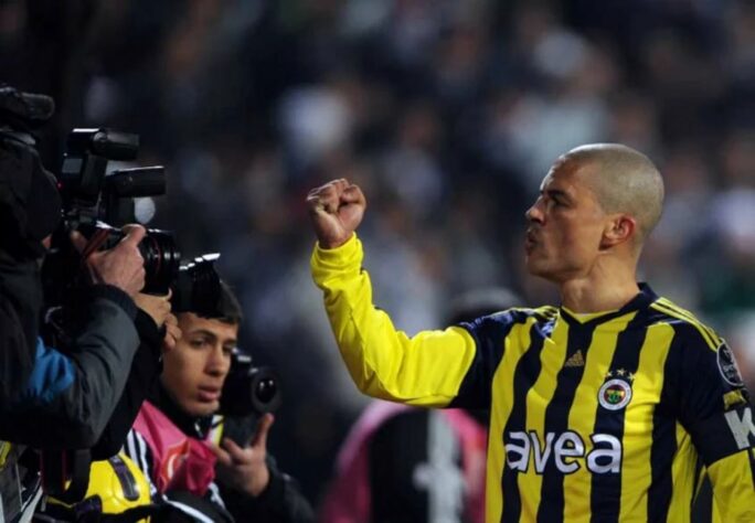 Alex - Fenerbahçe - Mais um brasileiro que possui status de ídolo de um clube europeu. Alex é o maior artilheiro da história do Fenerbahçe e além dos 171 gols em 344 jogos, o ex-meia foi homenageado pelo clube turco com uma estátua.