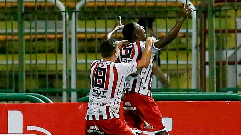 Bangu - Sobe: A proposta do Bangu de sufocar o Flamengo nos minutos iniciais deu certo. O Alvirrubro soube aproveitar a falta de entrosamento do adversário e abriu o placar nos minutos finais do primeiro tempo | Desce: A equipe cansou e cedeu o empate.