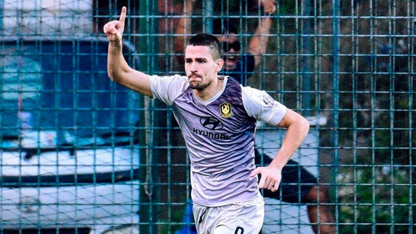 O atacante montenegrino atua pelo Tampines Rovers, que disputa o campeonato da Singapura. O jogador marcou 41 gols em 2022. 