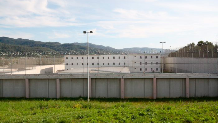 Ao mesmo tempo, a prisão conta com 172 celas individuais e 625 espaços compartilhados; Centro esportivo, biblioteca e salas de treinamento; Além de mais de 61 mil metros quadrados de área construída.