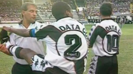 1997 - Vasco e Botafogo se preparavam para medir forças em São Januário quando entraram em um impasse por conta dos... uniformes! Ambas as equipes estavam com calções pretos e o Alvinegro não tinha levado uma opção alternativa. Do lado do Cruz-Maltino, o vice de futebol Eurico Miranda não aceitava que a equipe, mandante do jogo, tivesse de fazer com que seus jogadores mudassem os uniformes. Após 45 minutos de suspense, o Vasco voltou a campo com o uniforme completamente branco. Em campo, os botafoguenses venceram o clássico por 2 a 1.