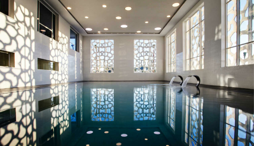 A piscina interna, de água salgada e aquecida, é uma das atrações do luxuoso hotel.