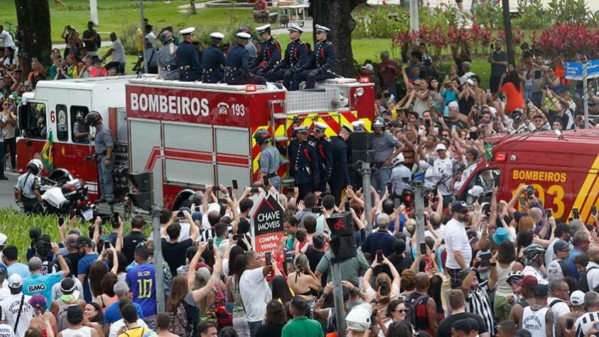 Fãs buscavam se aproximar do carro dos bombeiros que levava o corpo de Pelé.