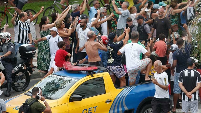 Torcedores se amontoavam para acompanhar o trajeto do carro de bombeiros. 