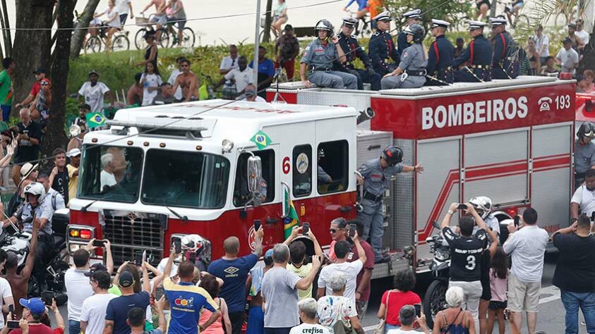 Carro que levava o corpo de Pleé na orla.