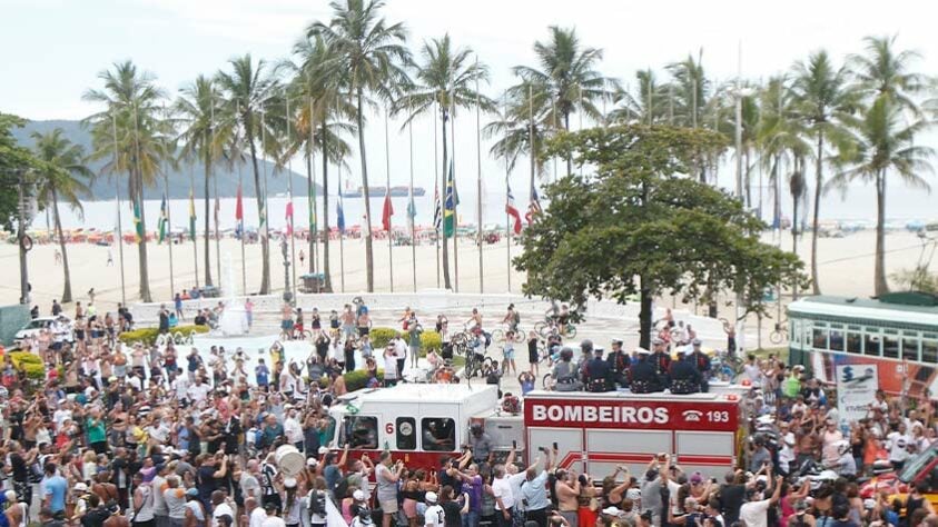Segundo estimativa da CET, 100 mil pessoas acompanharam o cortejo nas ruas de Santos.