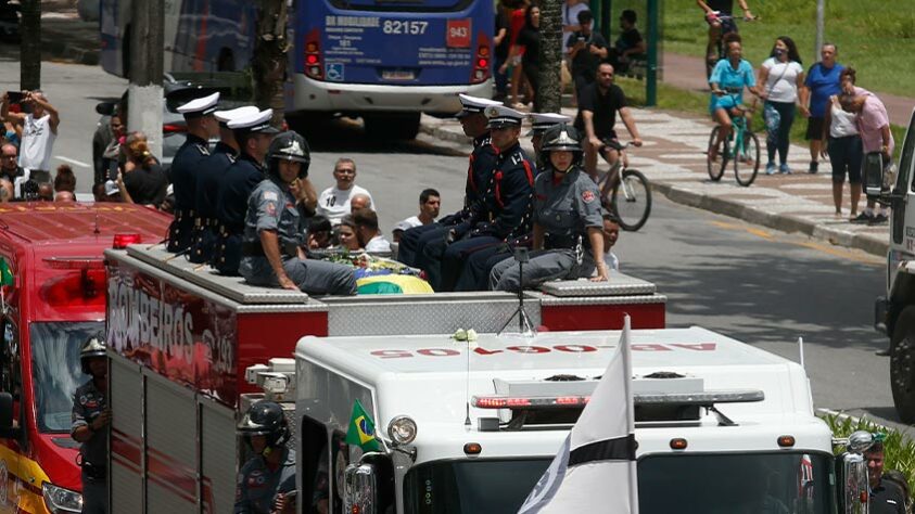 No detalhe, o carro de bombeiros que levou o corpo de Pelé.