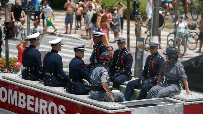 No detalhe, o carro de bombeiros que levou o corpo de Pelé.