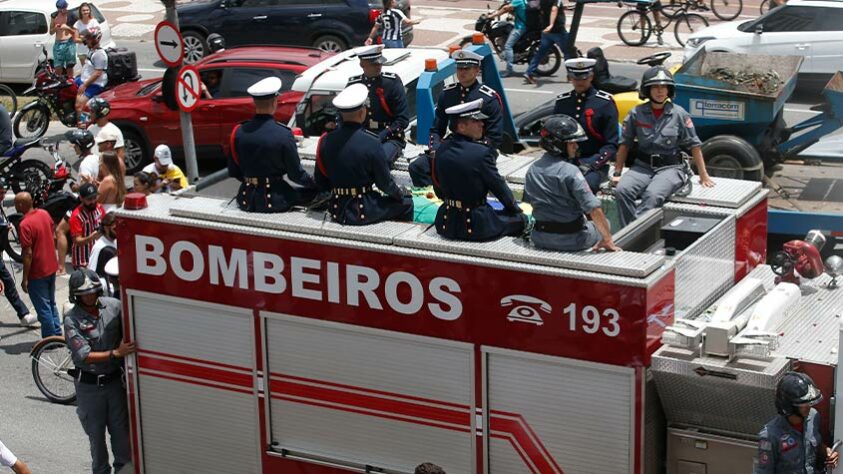 No detalhe, o carro de bombeiros que levou o corpo de Pelé.