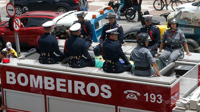 No detalhe, o carro de bombeiros que levou o corpo de Pelé.