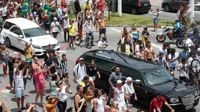 Fãs acompanham cortejo de Pelé.