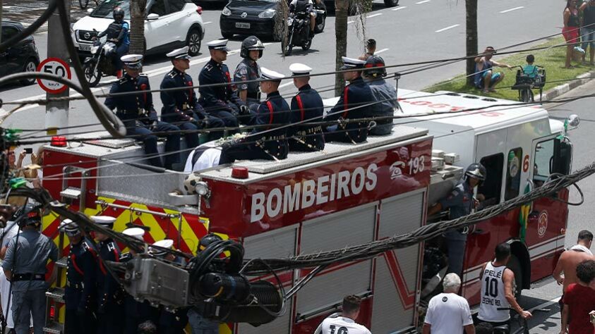 No detalhe, o carro de bombeiros que levou o corpo de Pelé.