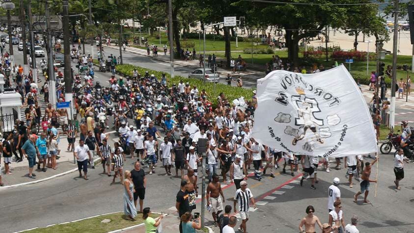 Fãs acompanham cortejo de Pelé.