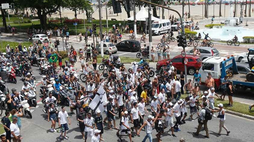 Fãs acompanham cortejo de Pelé.