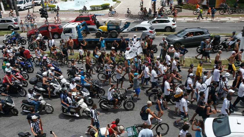 Torcedores acompanharam de moto o cortejo para Pelé.