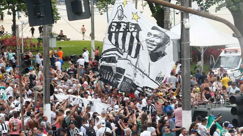 Bandeiras com o rosto de Pelé eram estampadas entre os torcedores.