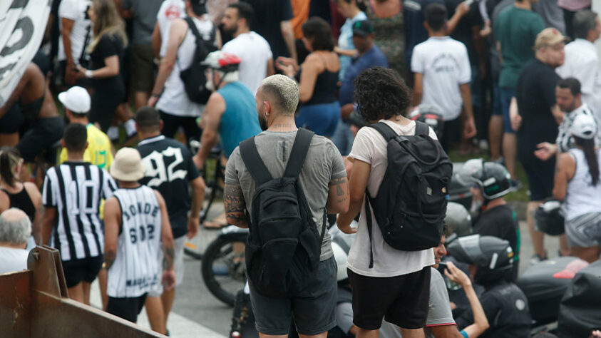 Pessoas de diversas idades acompanhavam o cortejo.