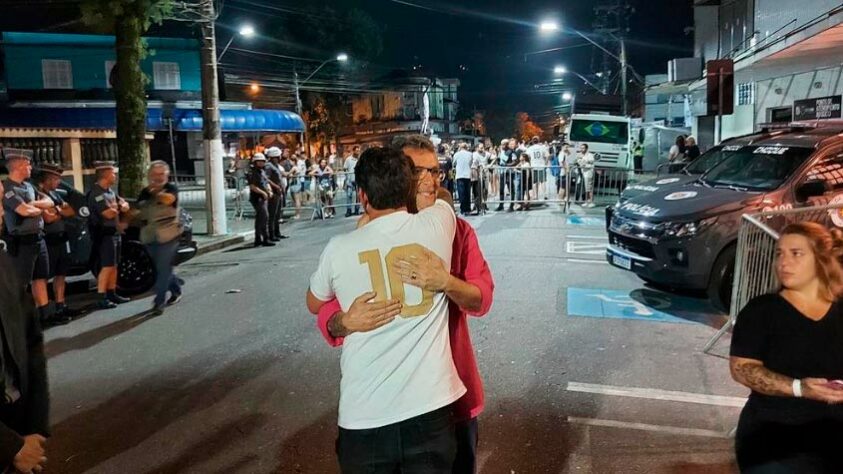 O ex-jogador e apresentador Neto esteve no velório do Pelé. O ex-camisa 10 do Corinthians e Santos já vestiu a camisa do Rei. 