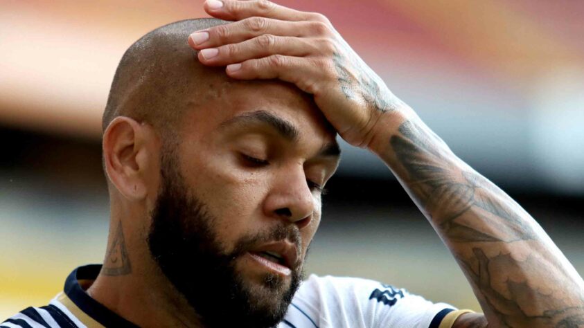 O clube onde Daniel Alves tinha contrato, o Pumas, do México, rescindiu o vínculo do jogador por justa causa.