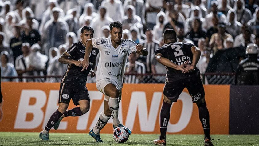 Em jogo realizado no Canindé pela quinta rodada do Paulistão, o Santos empatou em 1 a 1 com a Ferroviária. Sandry cometeu pênalti e John Kennedy abriu o placar para os visitantes, nos acréscimos do primeiro tempo. O gol do Alvinegro foi marcado por Mendoza, de peixinho, após bela jogada de Dodi, na segunda etapa. Veja as notas! (Por João Marcos)