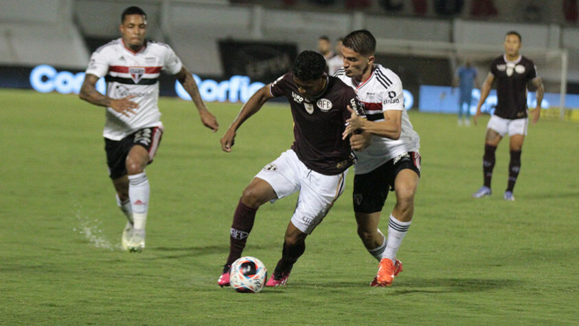 Com a estreia de três jogadores, o São Paulo conseguiu sua primeira vitória do ano contra a Ferroviária. Em um 2 a 1, o Tricolor se assustou com o gol de Heitor logo nos primeiros minutos, mas se recuperou. Os gols ficaram na conta de David, que após muita correria fez valer a pena, e de Galoppo, que mostra cada vez mais que é digno de conquistar a titularidade na equipe de Rogério Ceni. Mas a noite não foi somente de alegrias. Após dois erros bobos, Pablo Maia foi expulso e é desfalque certo para o clássico contra o Palmeiras no domingo (22). Além dos marcadores, Jhegson Méndez e Wellington Rato foram grandes destaques. Veja as atuações individuais dos jogadores. (Por Izabella Giannola)