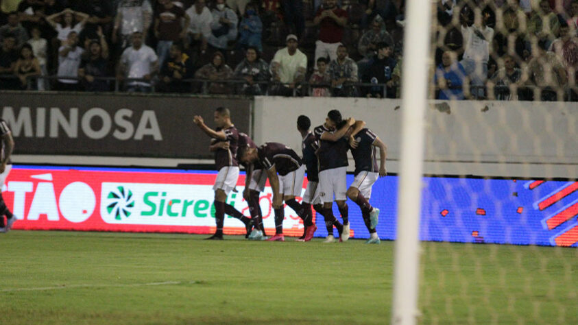 Ferroviária: Sobe - Heitor - Marcou um golaço no primeiro tempo, ainda nos minutos iniciais. Aproveitou uma ótima chance. Desce - Setor ofensivo - Mesmo lidando com um São Paulo jogando com um a menos, pouco pressionou e finalizou. Além do gol de Heitor e a finalização de John Kennedy, quase não ameaçou.