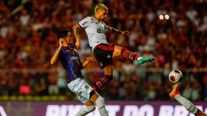 Após 13 minutos de atraso, a ambulância chegou. Dois minutos depois, a bola rolou no Kleber Andrade. Porém, este não é o único caso curioso na história do futebol carioca. O LANCE! traz outros momentos inusitados da história da competição.