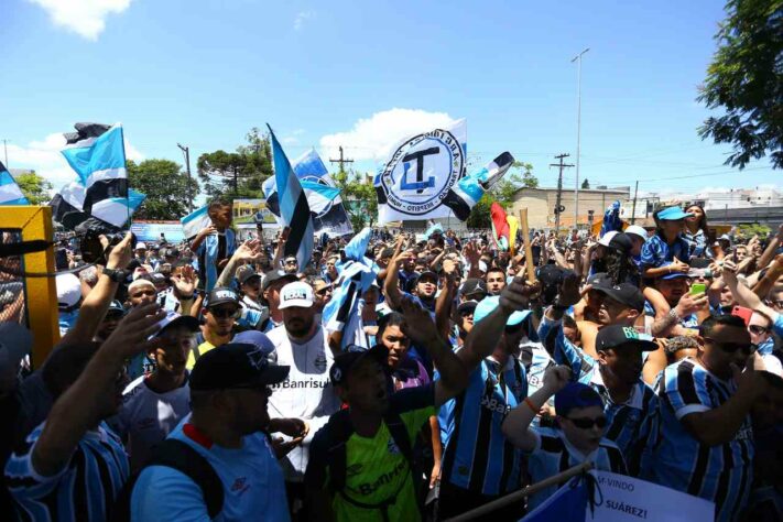 Muita música e festa dos torcedores do Imortal: "Luisito é tricolor".