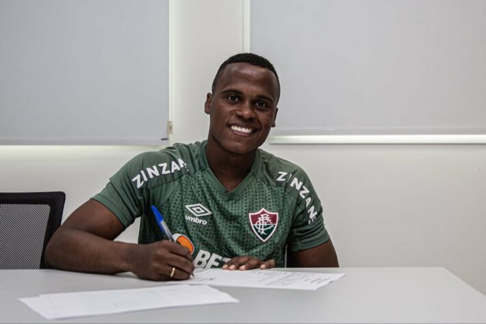 FECHADO - O Fluminense acertou a renovação do meia-atacante Jhon Arias. O jogador colombiano de 25 anos, que tinha contrato até o fim de 2025, assinou novo vínculo válido até agosto de 2026.