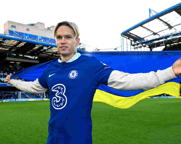 FECHADO - O Chelsea concretizou a contratação do meia Mudryk, joia ucraniana que estava no Shakhtar Donetsk, aplicnado um 'chapéu' no rival Arsenal. A negociação gira em torno de 100 milhões de euros e o contrato assinado tem duração de 8 anos e meio (até 2031). 