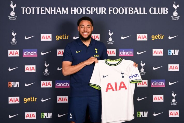 FECHADO - O Tottenham e o Villarreal oficializaram um acordo de empréstimo pelo atacante Arnaut Danjuma, nigeriano naturalizado holandês. O jogador defenderá os Spurs até o fim da temporada atual. A equipe de Londres ficou com o jogador após as negociações do clube espanhol não terem tido êxito com o Everton.