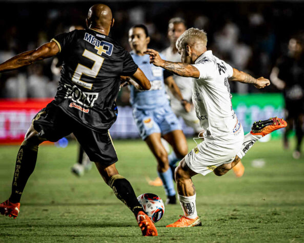 Em uma partida com pouquíssimas emoções, o Santos empatou, na Vila Belmiro, com o Água Santa por 0 a 0. No primeiro tempo, o time de Diadema chegou a ser melhor na partida. Na segunda etapa, o Alvinegro dominou as ações, mas praticamente não ofereceu perigo ao adversário. Durante todo duelo, apenas João Paulo e Soteldo conseguiram realizar um bom jogo. Veja as notas dos jogadores do Peixe! (feito por Gabriel Teles)