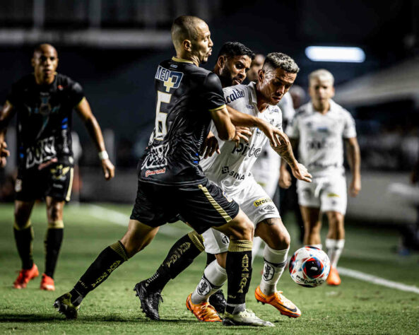 Água Santa: SOBE - Luan Dias esteve envolvido na maioria das tramas do Netuno. // DESCE - Os suplentes que entraram na partida não conseguiram manter o ritmo e não foram bem.