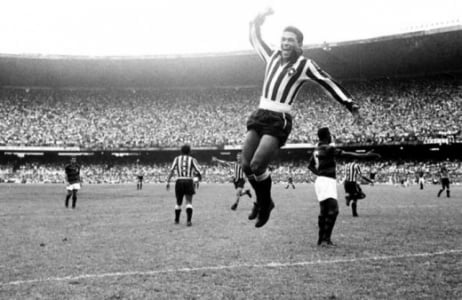 O Anjo das Pernas tortas é considerado por muitos um dos maiores jogadores da história do esporte. No Botafogo, marcou mais de 200 gols e pelo Brasil conquistou duas Copas do Mundo.